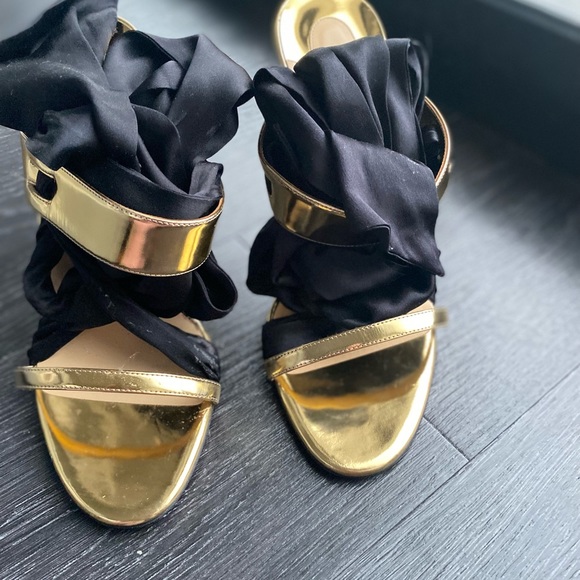 Womens Christian Louboutin only worn once last year. - Picture 3 of 5